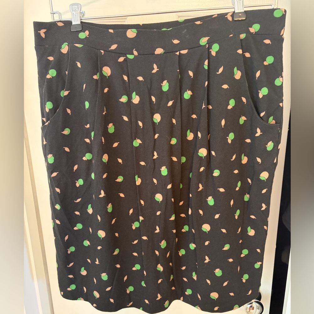 Boden Pull On Mini Skirt Black w/ Apple Pattern